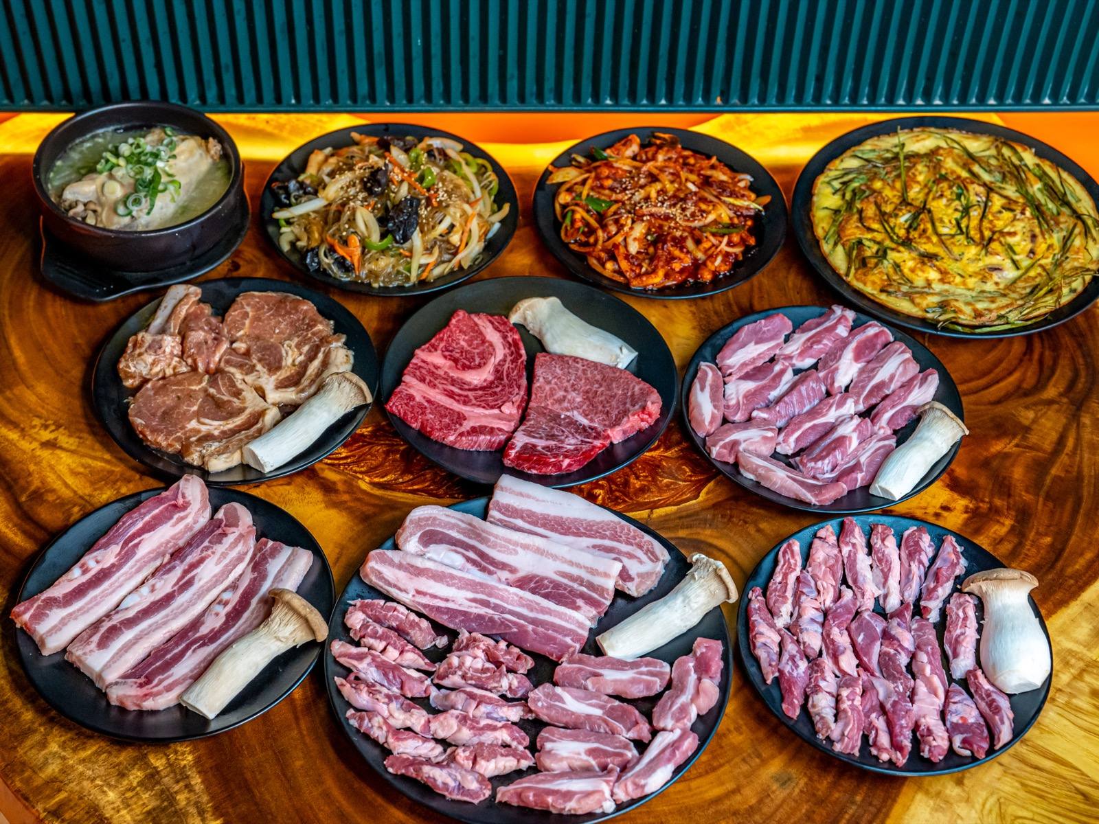 고시레 명동본점 37가지, 한 상 가득. — Gosire Myeongdong Korean BBQ story chapter 02 (Myeongdong Korean BBQ restaurants · charcoal brazier · 焼肉 · レストラン · 烤肉)