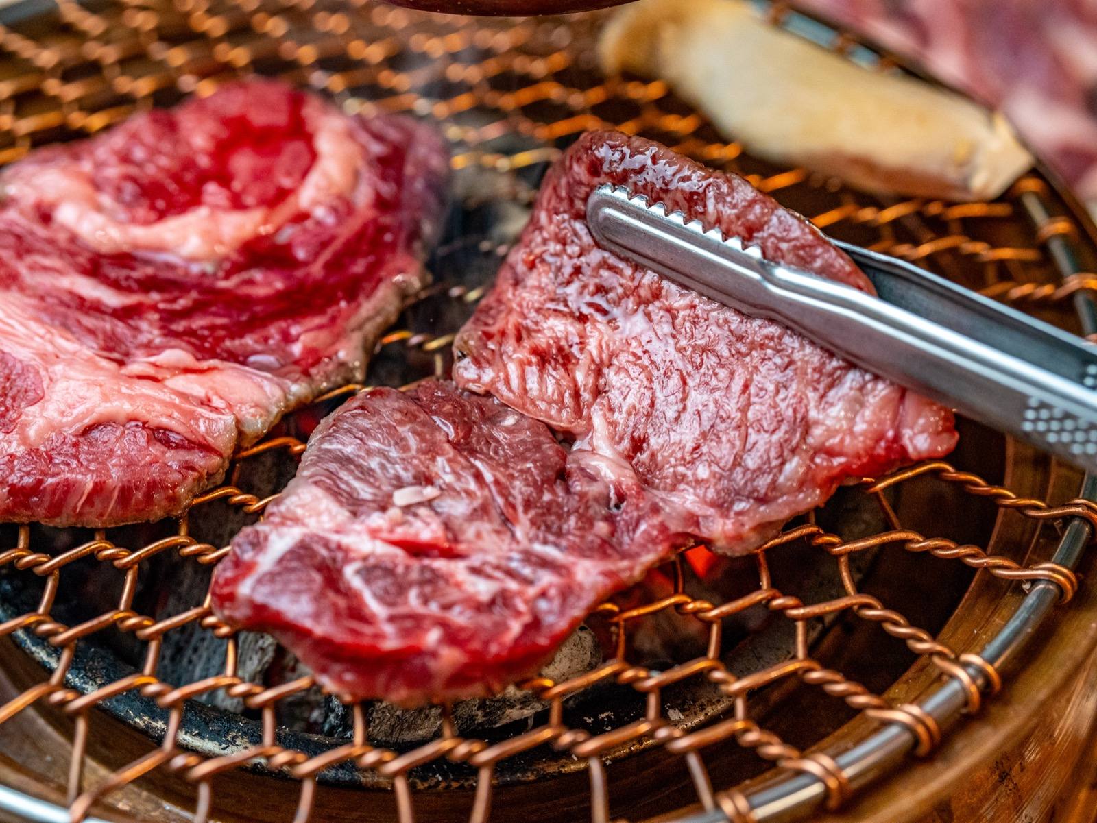 고시레 명동본점 참숯 화로 위에서. — Gosire Myeongdong Korean BBQ story chapter 01 (Myeongdong Korean BBQ restaurants · charcoal brazier · 焼肉 · レストラン · 烤肉)